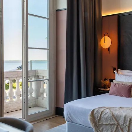The Editory Riverside Hotel, An Historic